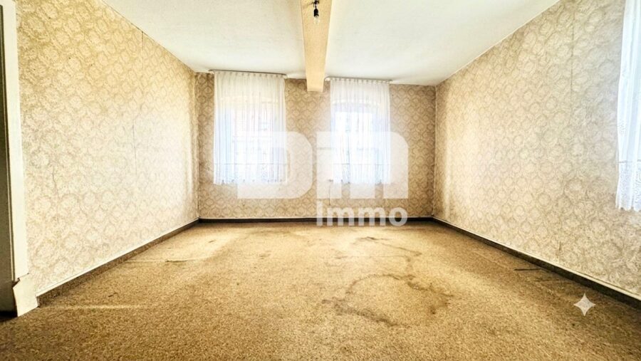 Großzügiges Einfamilienhaus mit moderner Heizung + Kachelofen in Arenshausen - EG Wohnzimmer rechts
